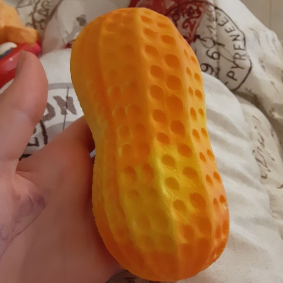 Color changing peanut squishy - Picture 2 of 2